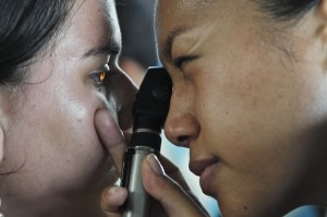 optometrist-giving-eye-exam-91750_640-300x199